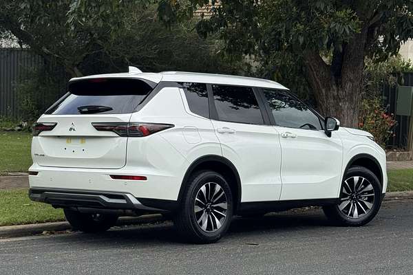 2025 Mitsubishi Outlander LS ZM