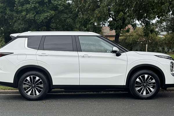 2025 Mitsubishi Outlander LS ZM