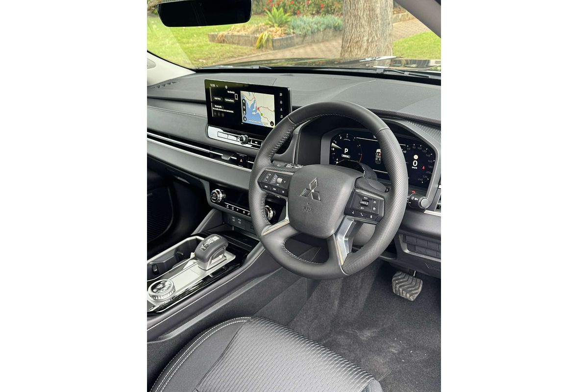 2025 Mitsubishi Outlander LS ZM