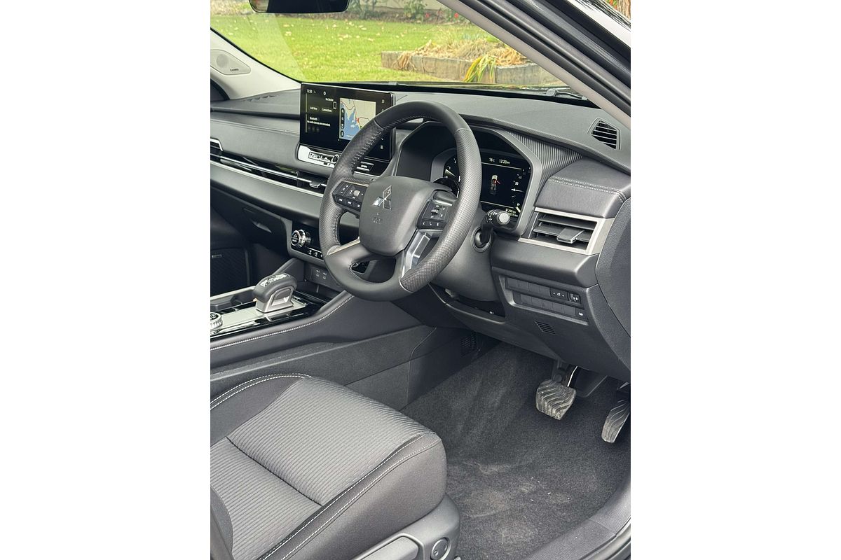 2025 Mitsubishi Outlander LS ZM