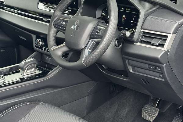 2025 Mitsubishi Outlander LS ZM