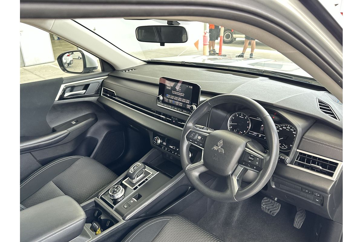 2024 Mitsubishi Outlander ES ZM