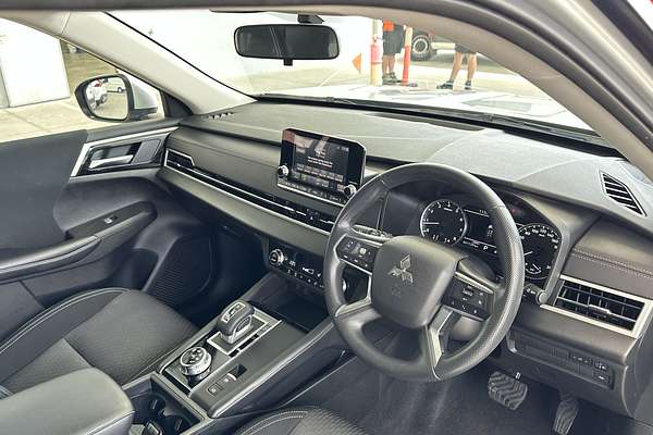 2024 Mitsubishi Outlander ES ZM