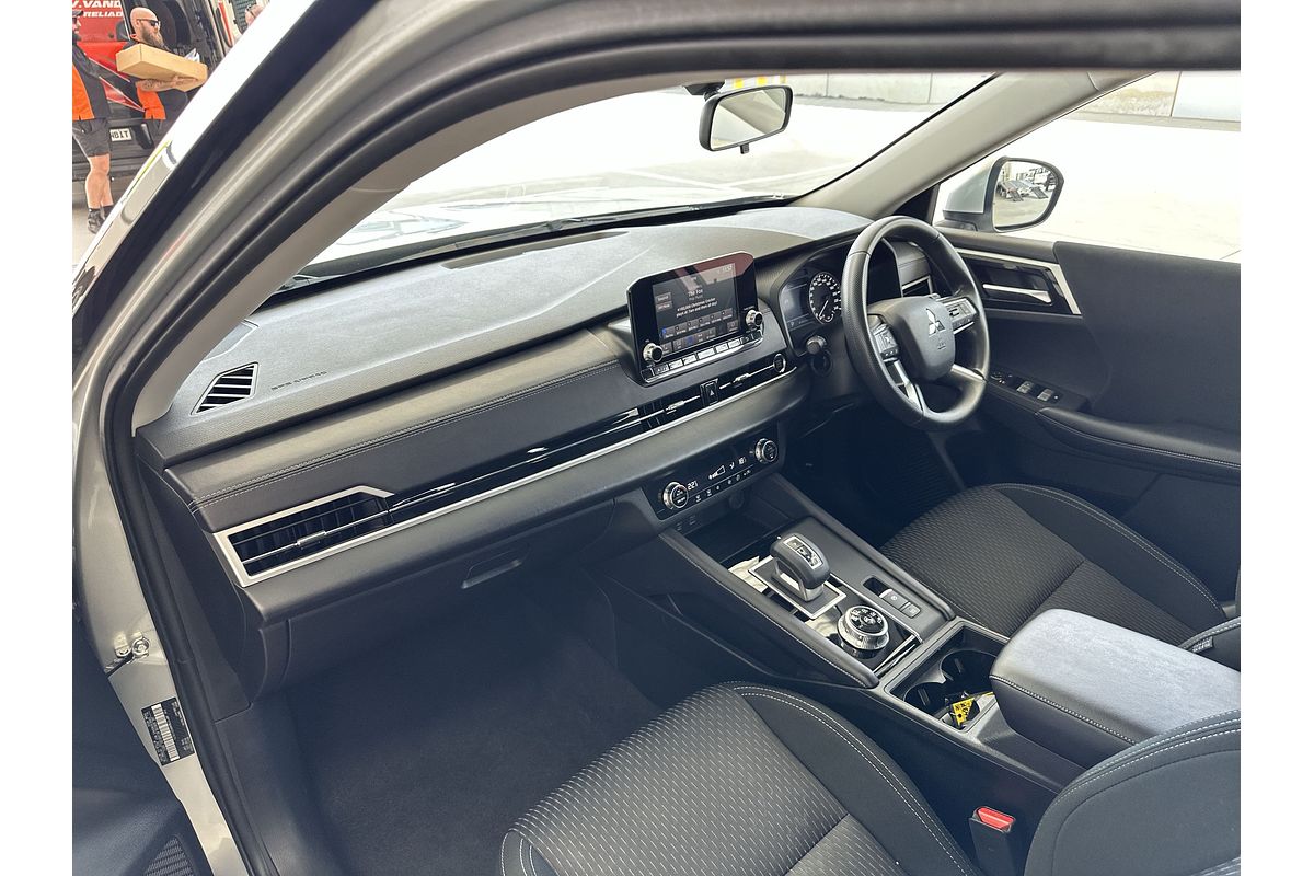 2024 Mitsubishi Outlander ES ZM