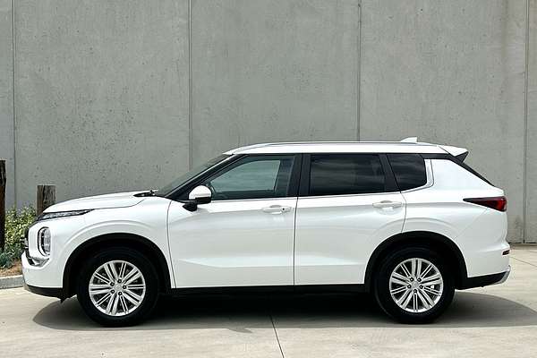 2023 Mitsubishi Outlander LS ZM