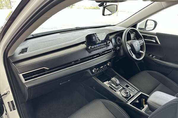 2023 Mitsubishi Outlander LS ZM