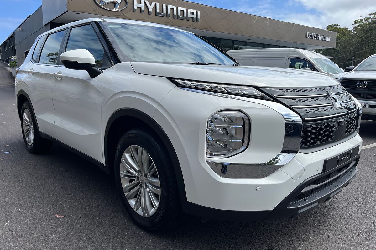 2023 Mitsubishi Outlander ES ZM