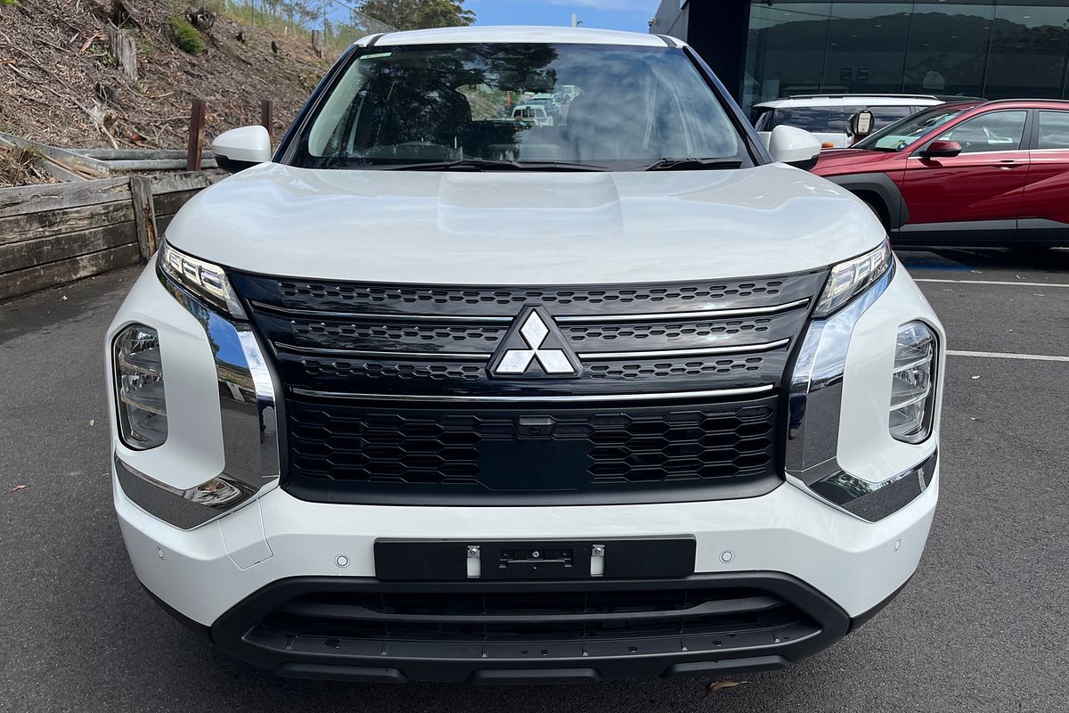 2023 Mitsubishi Outlander ES ZM