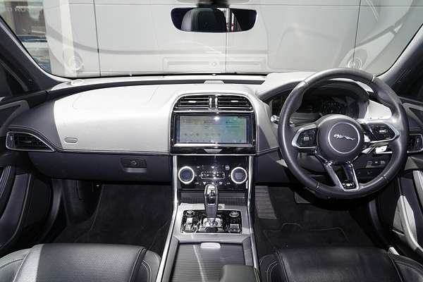 2019 Jaguar XE P300 R-Dynamic SE X760