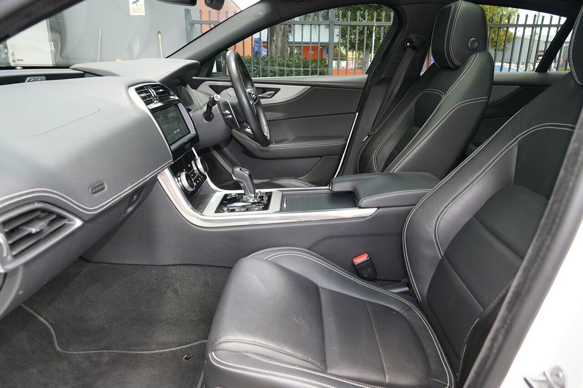 2019 Jaguar XE P300 R-Dynamic SE X760