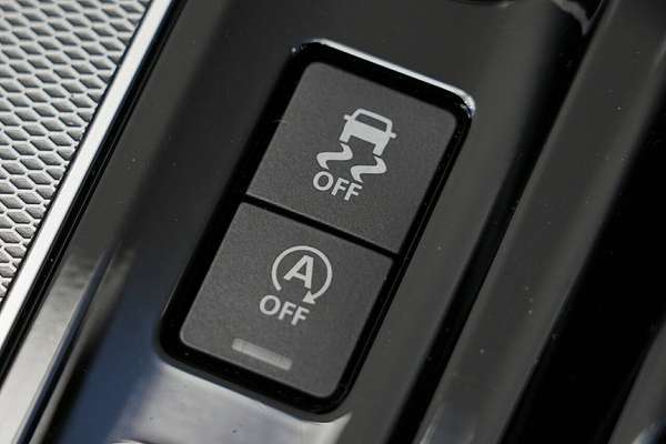 2019 Jaguar XE P300 R-Dynamic SE X760