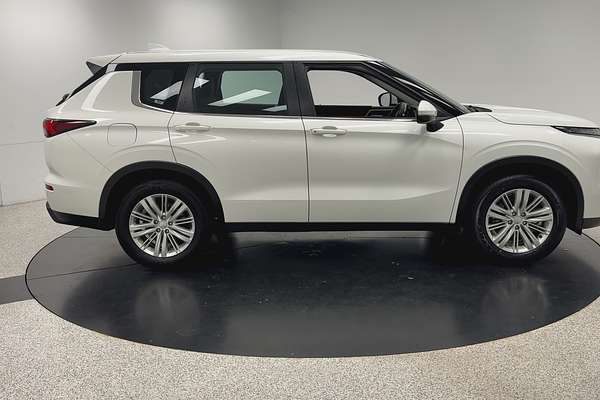2024 Mitsubishi Outlander ES ZM