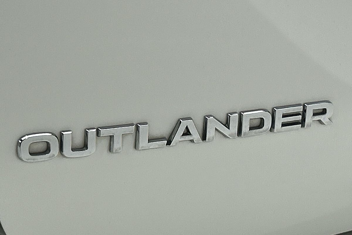 2023 Mitsubishi Outlander ES ZM