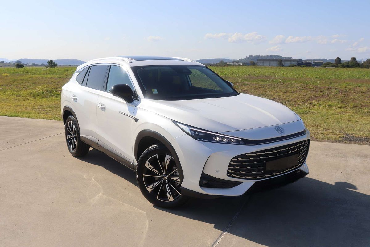 2025 MG HS Essence AS33