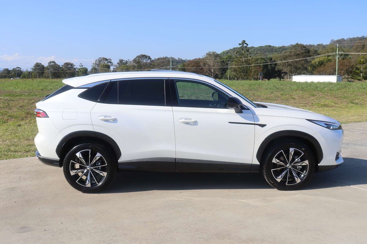 2024 MG HS Essence AS33