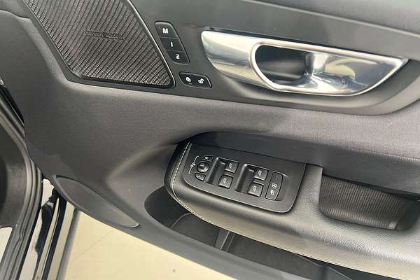 2021 Volvo XC60 T6 R-Design thumb-9