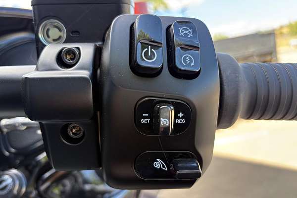 2025 Indian Pursuit Dark Horse 112 Pursuit