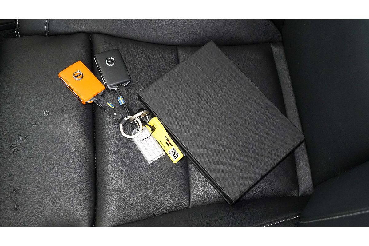 2023 Volvo XC40 Ultimate B4 Bright