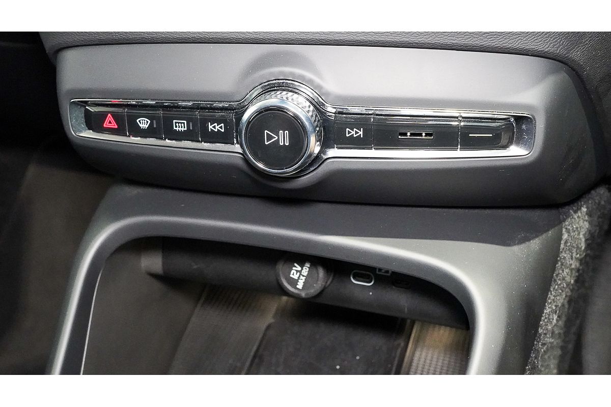 2023 Volvo XC40 Ultimate B4 Bright