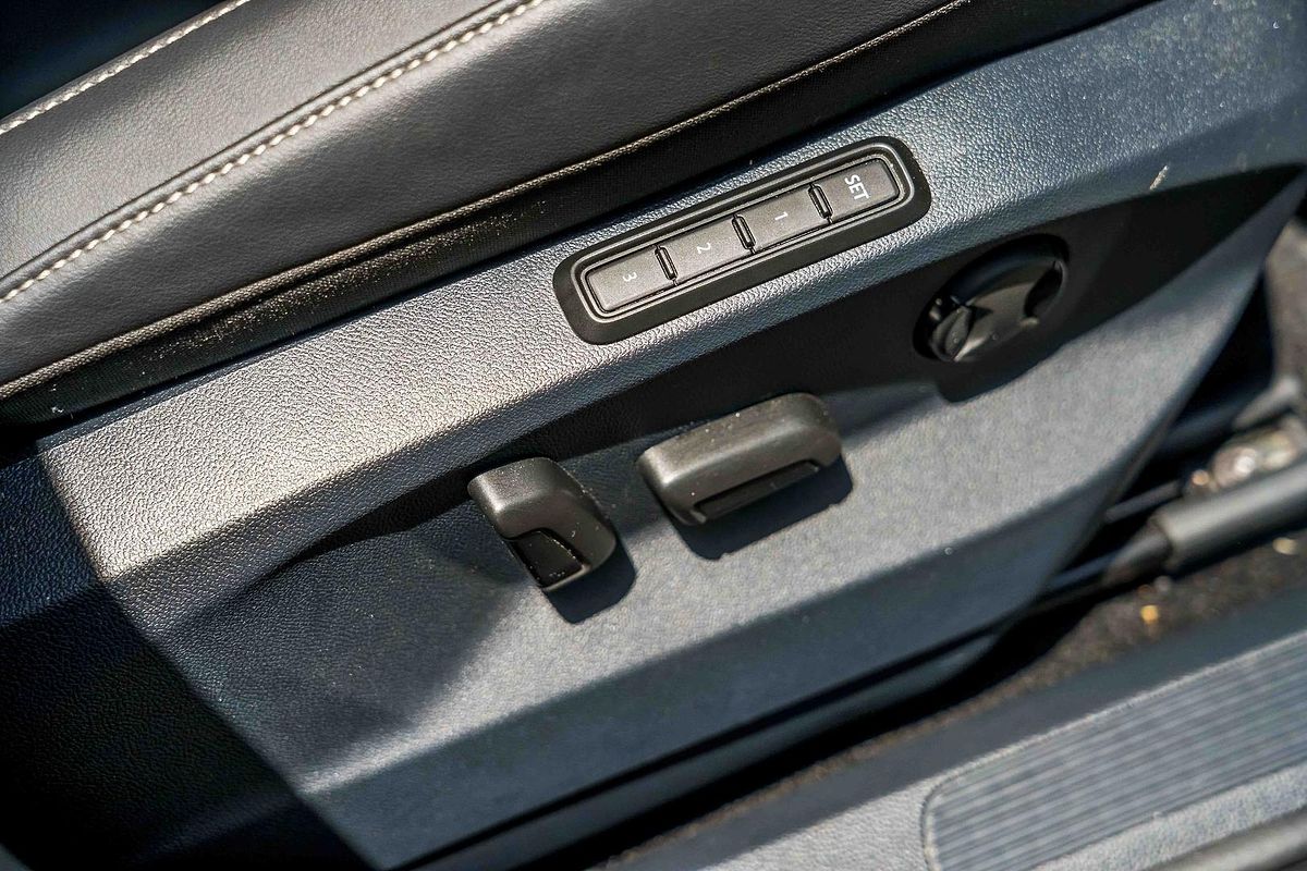 2024 Volkswagen T-Roc 140TSI R-Line D11