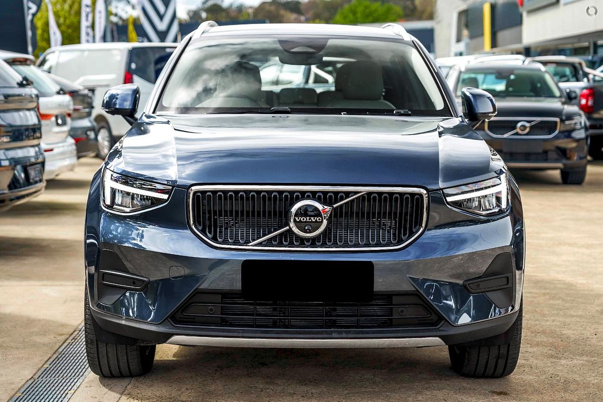 2025 Volvo XC40 Plus B4