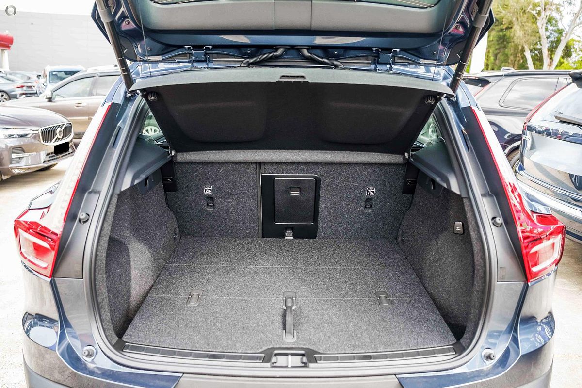 2025 Volvo XC40 Plus B4