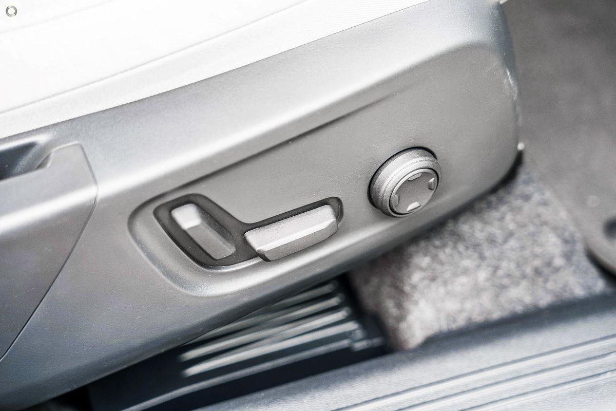 2025 Volvo XC40 Plus B4