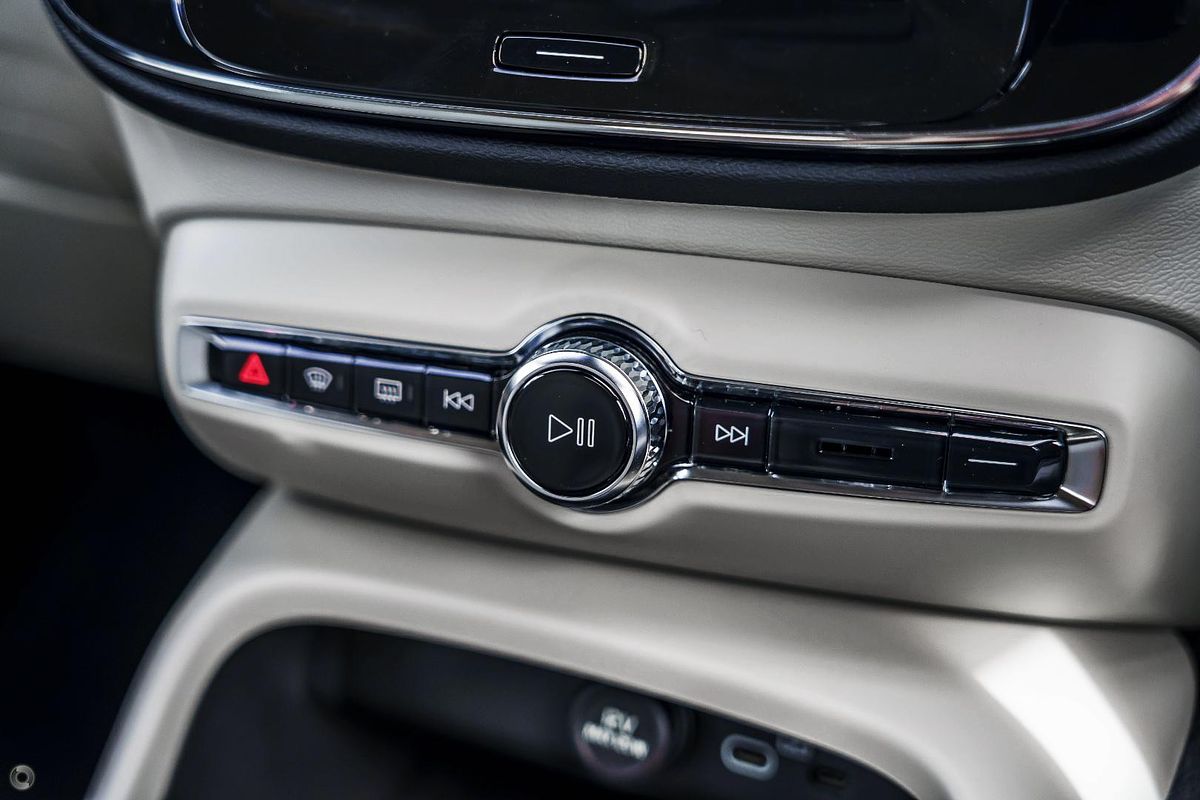 2025 Volvo XC40 Plus B4