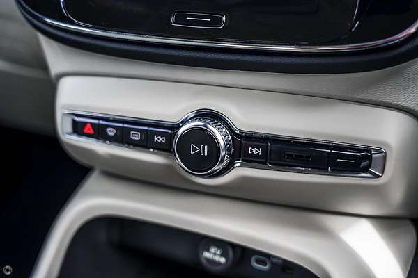 2025 Volvo XC40 Plus B4