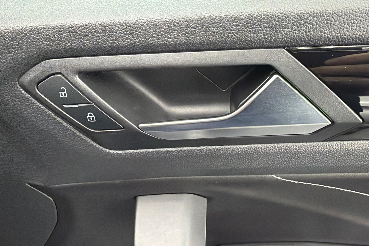 2022 Volkswagen T-Roc 140TSI R-Line D11