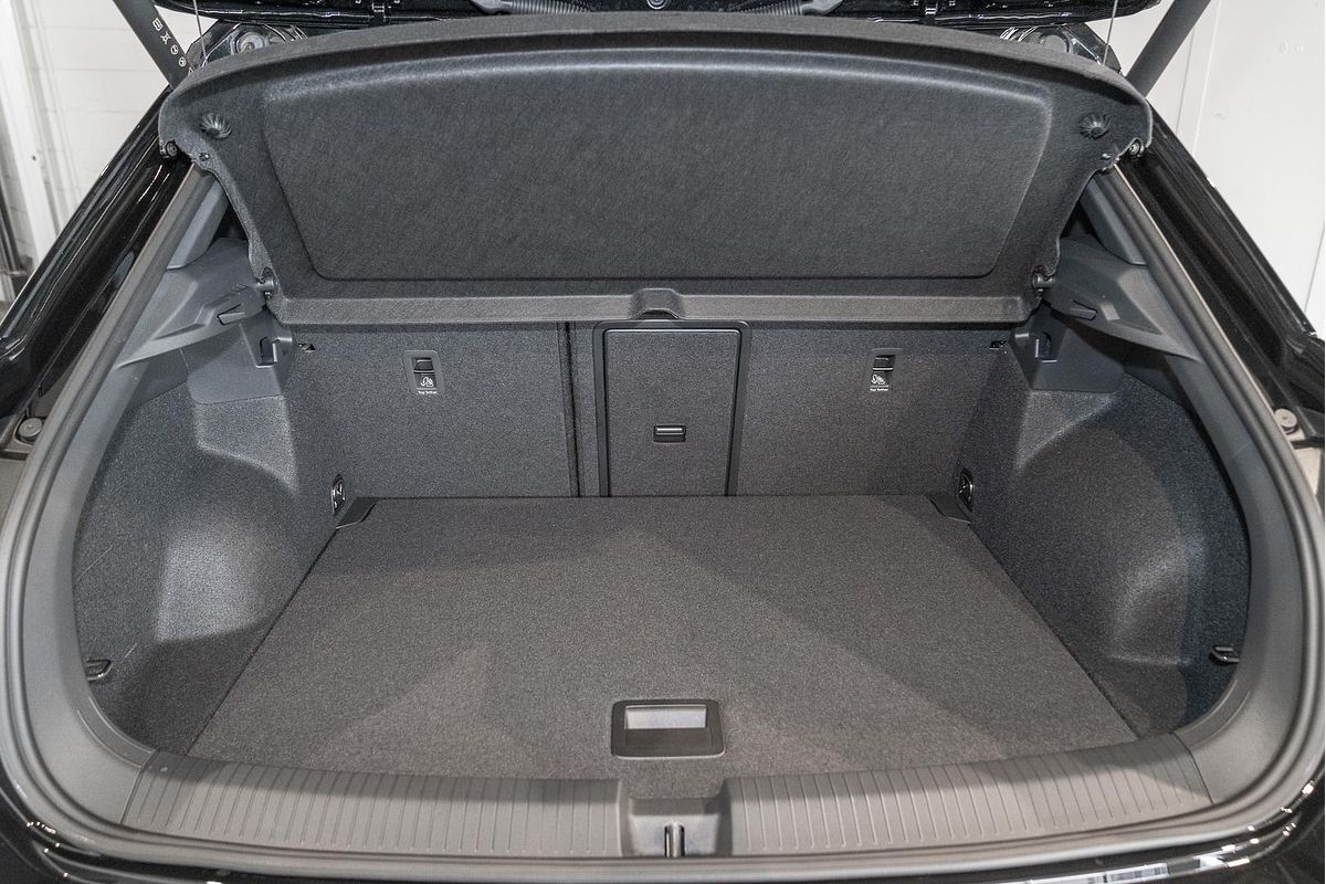 2025 Volkswagen T-Roc 140TSI R-Line D11