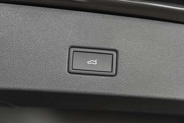 2025 Volkswagen T-Roc 140TSI R-Line D11