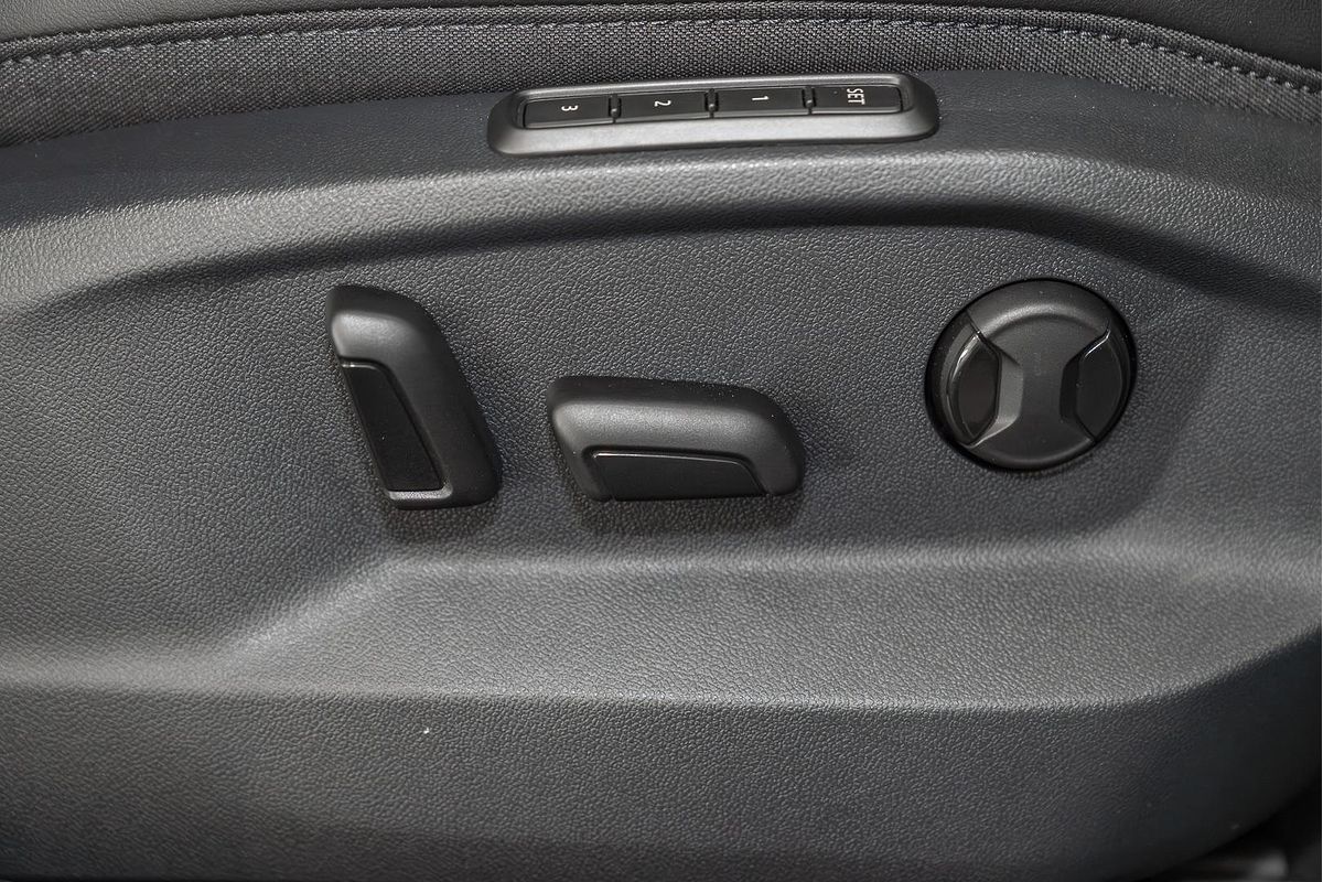 2025 Volkswagen T-Roc 140TSI R-Line D11