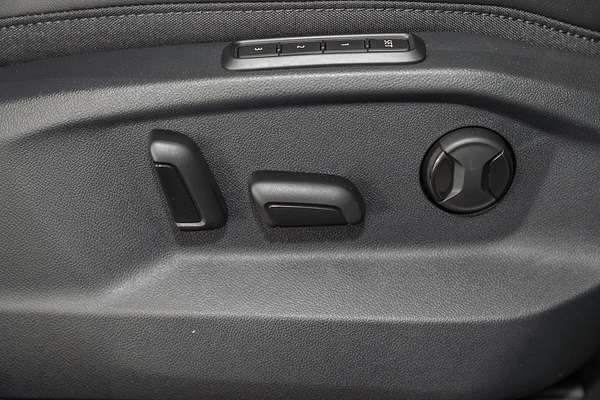 2025 Volkswagen T-Roc 140TSI R-Line D11