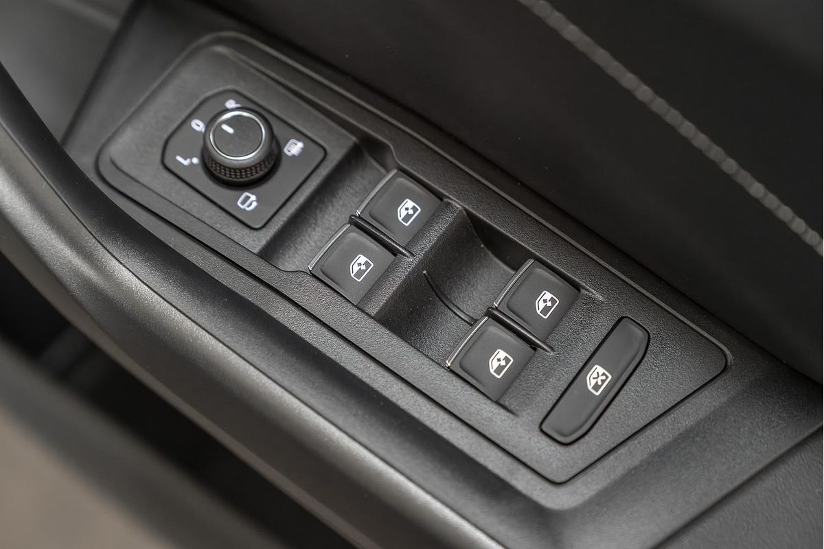 2025 Volkswagen T-Roc 140TSI R-Line D11