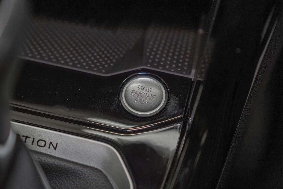 2025 Volkswagen T-Roc 140TSI R-Line D11