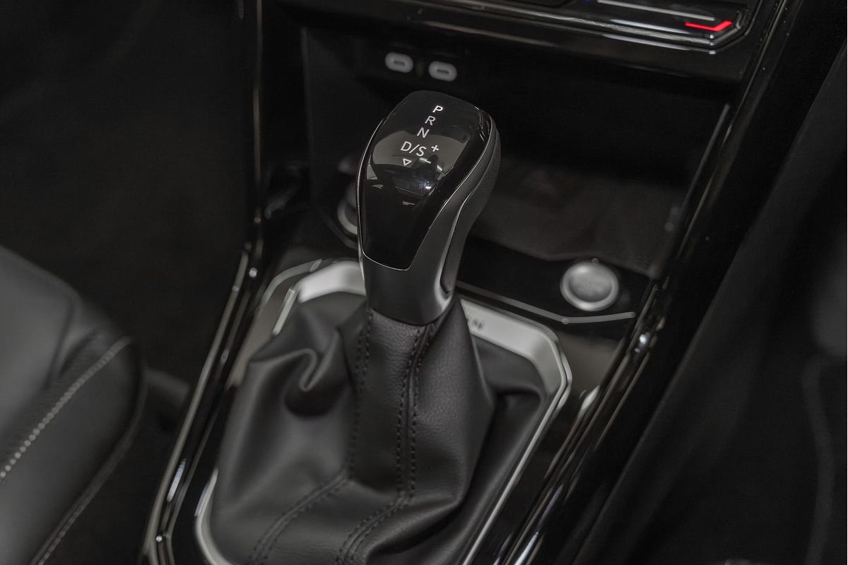 2025 Volkswagen T-Roc 140TSI R-Line D11