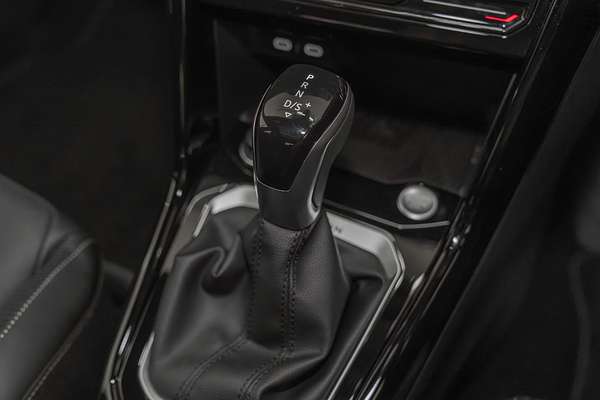 2025 Volkswagen T-Roc 140TSI R-Line D11