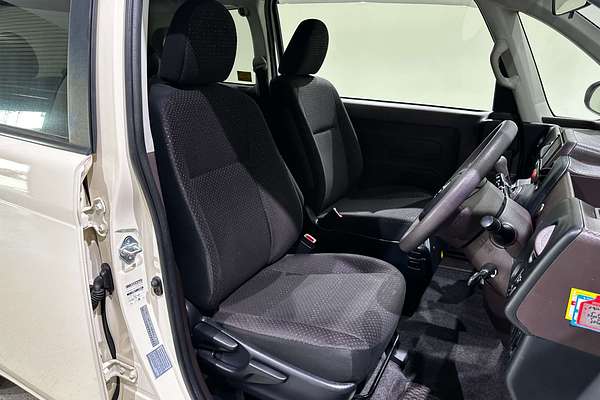 2014 Toyota porte (No Badge) NCP141