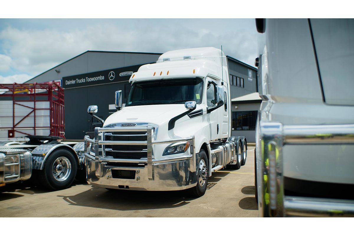 2023 Freightliner Cascadia 126 Tipper
