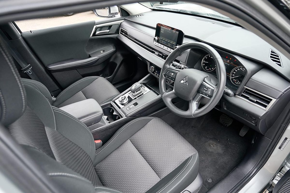 2024 Mitsubishi Outlander ES ZM