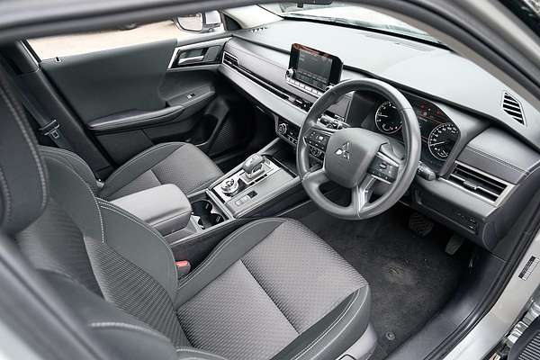 2024 Mitsubishi Outlander ES ZM