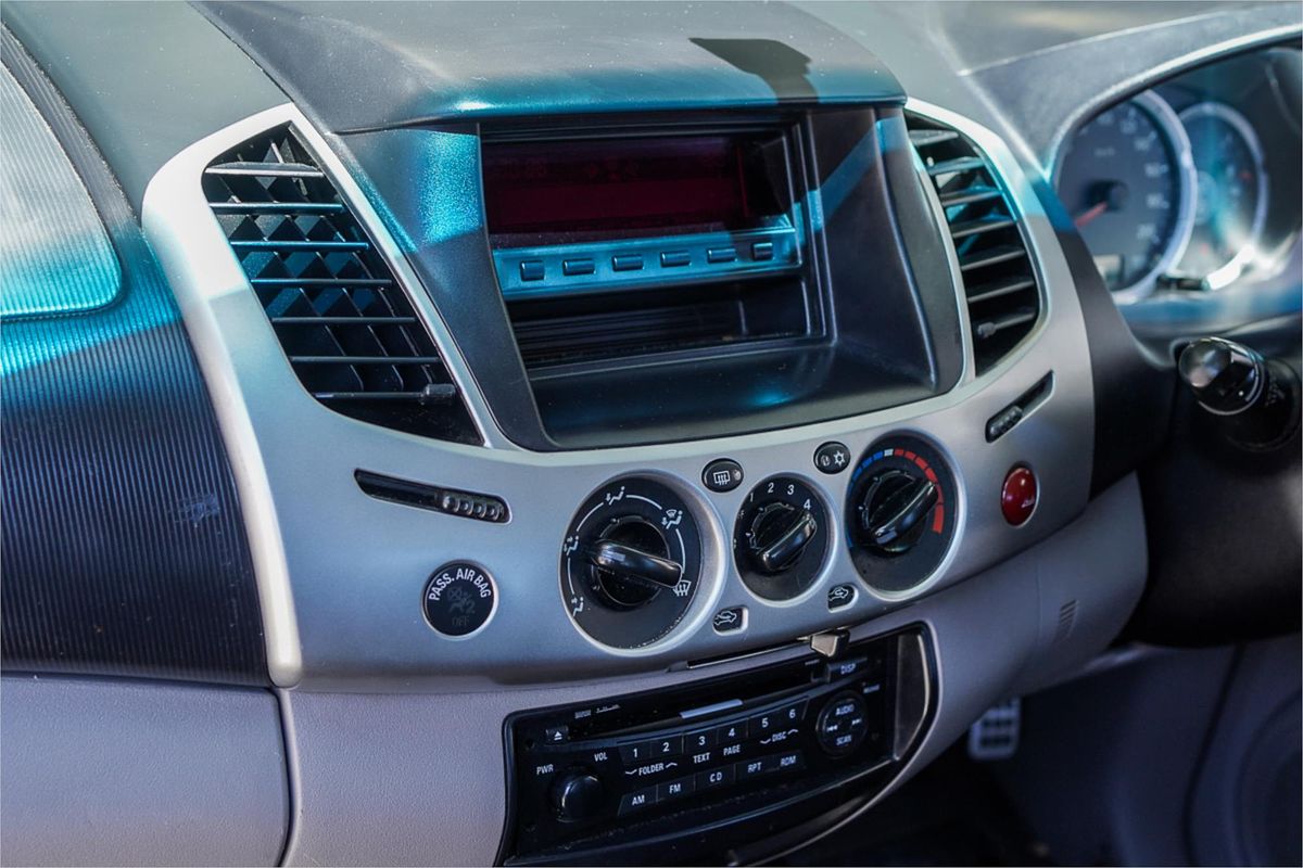 2010 Mitsubishi Triton GLX-R MN 4X4