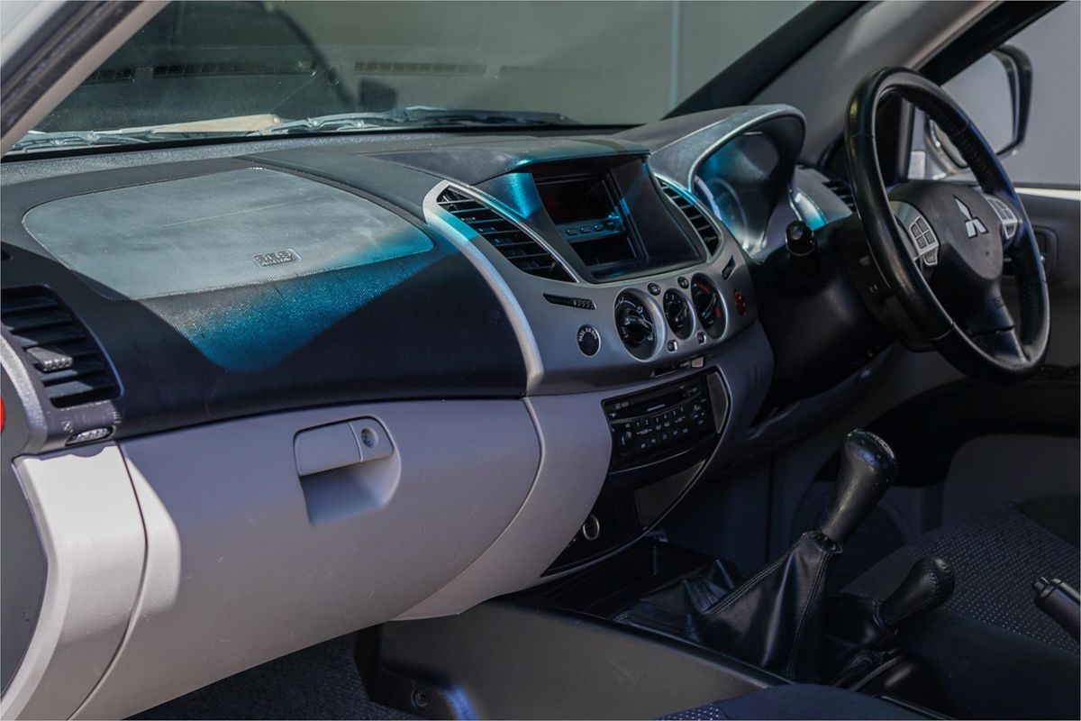 2010 Mitsubishi Triton GLX-R MN 4X4