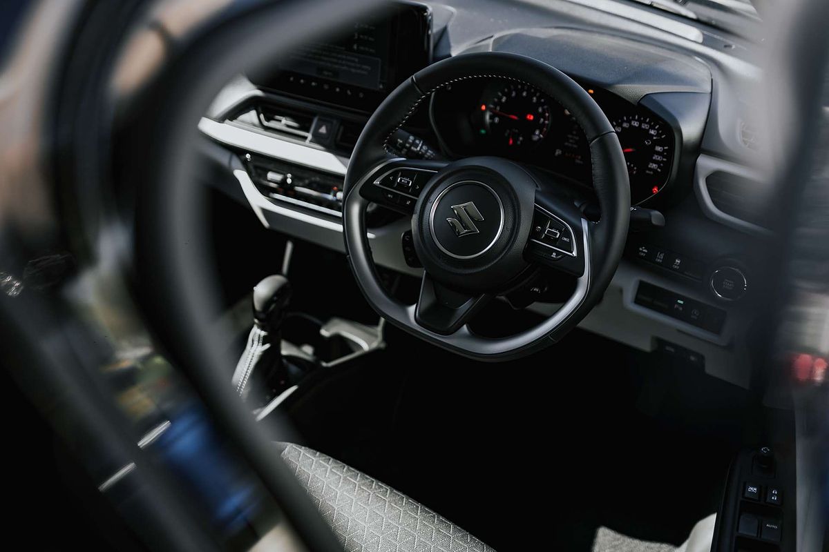 2025 Suzuki Swift Hybrid Plus UZ