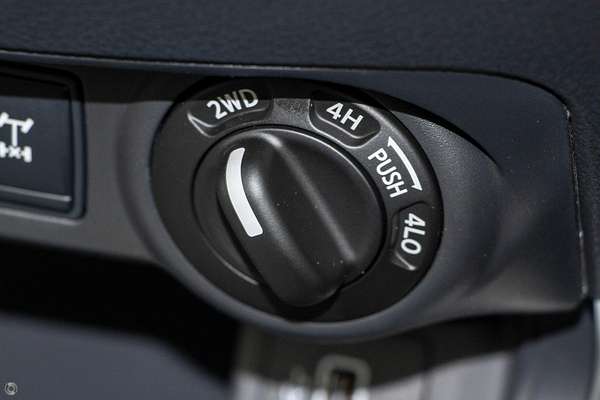 2025 Nissan Navara ST D23 4X4