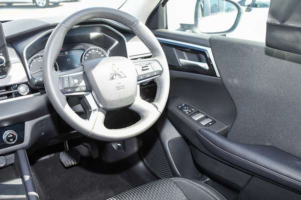 2024 Mitsubishi Outlander LS ZM thumb-17