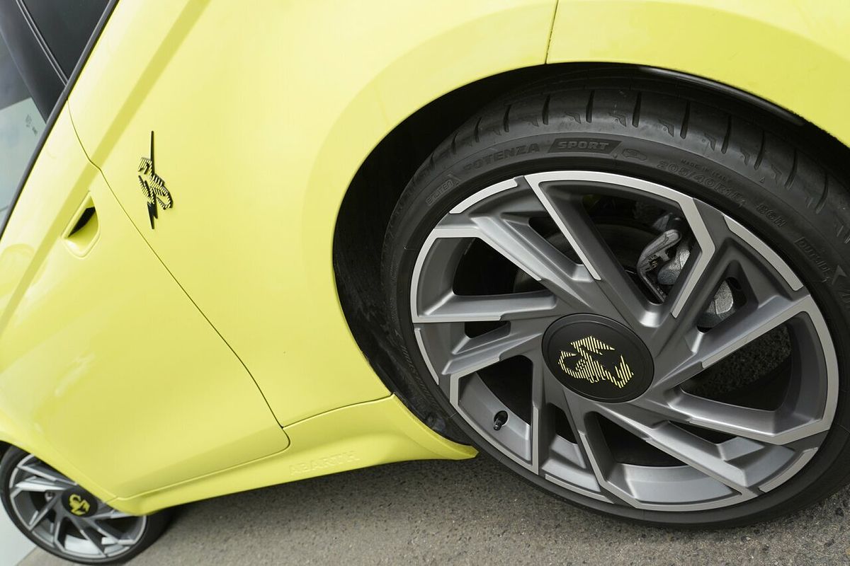 2023 Abarth 500e Scorpionissima