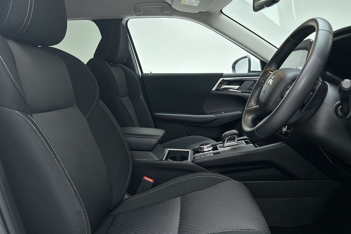 2024 Mitsubishi Outlander LS ZM