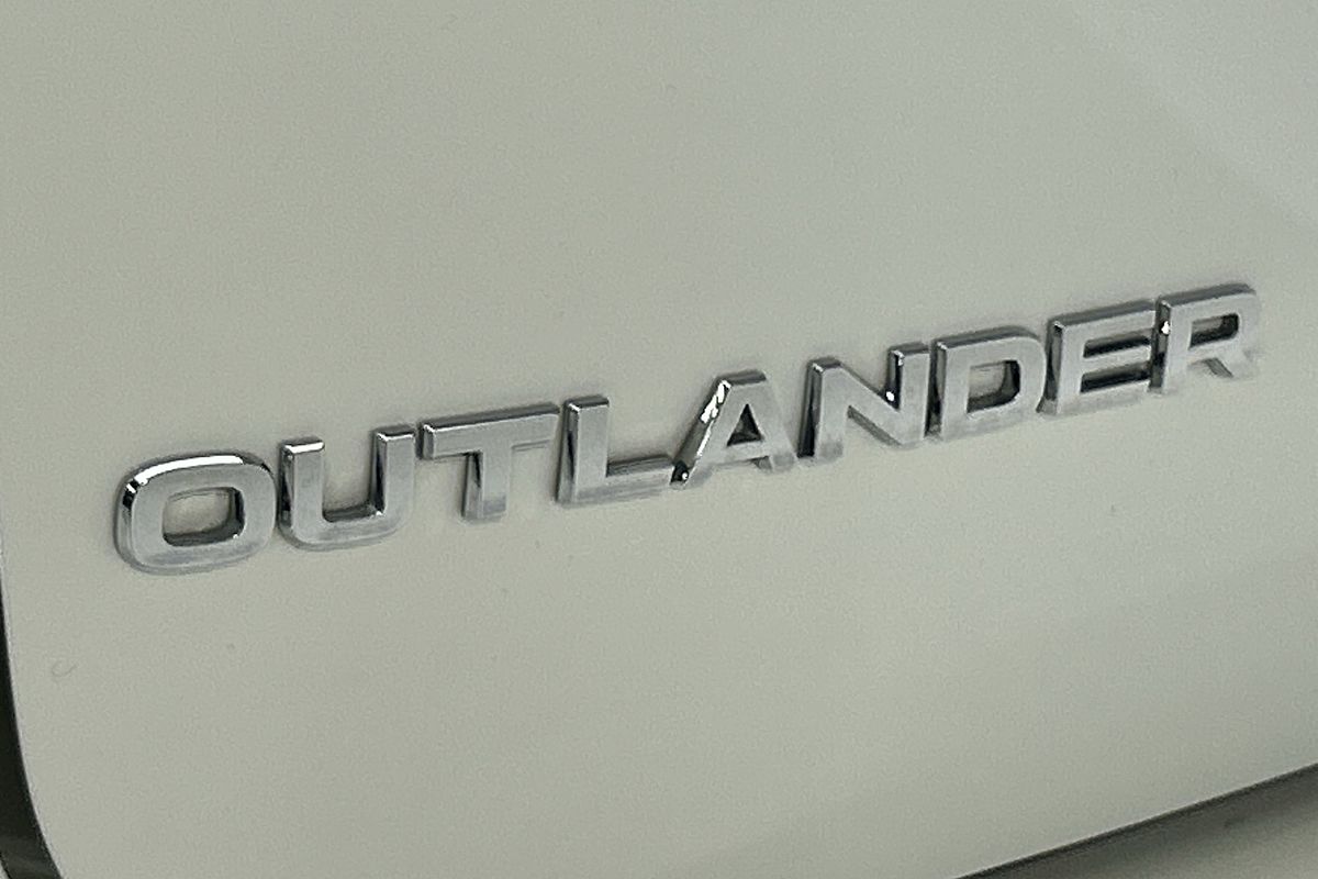 2024 Mitsubishi Outlander LS ZM